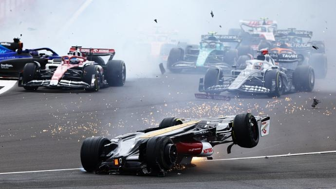 F1赛车惊险瞬间失控飞天瞬间惊呆全场-第3张图片-www.211178.com_果博福布斯